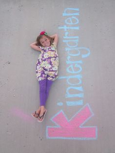 Sidewalk chalk art is all the rage, and photos of the work are equally popular. Before heading off to school, take a moment to write out your little one's new grade and then snap a photo of them with it. The cute photo will definitely be one for the memory book! Source: Blue Cricket Design First Day Of School Pictures, Kind Photo, Look Rose, Foto Tips, Sidewalk Chalk, 1st Day Of School, School Pictures, Boy Photography, School Photos