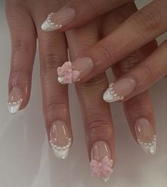 A soft white French tip, along with 2 light pink bow charms, and tiny pearls lining the boarder. Quinceanera Nails, White Tip Nails, Popular Nail Art, Nails Yellow, Light Pink Nails, Simple Gel Nails, Summery Nails