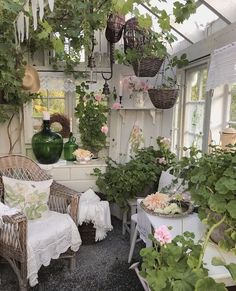 Beautiful Porches, Sunroom Decor, Garden Shed Interiors, Showroom Ideas, Shabby Chic Porch, Garden Magic, Blue Patio, Green Houses, Diy Raised Garden