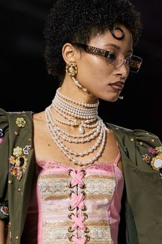 Moschino Spring Summer 2024 collection fashion show at Milano Fashion Week SS24 Runway Hair Trends, Moschino 2020, Trends Ss24, Runway Accessories, Lineisy Montero, Jewelry 2024, 2024 Jewelry, 2024 Runway, Crazy Fashion