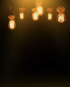 a group of light bulbs hanging from the ceiling