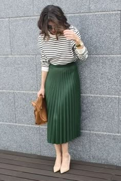 Green Skirt Outfits, Rok Midi, Design Ložnic, Green Pleated Skirt, High Street Fashion, Midi Skirts