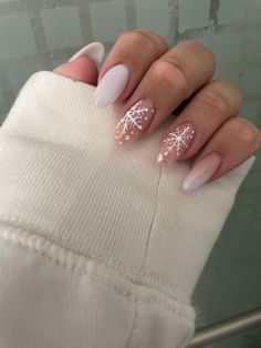 Xmas Minimalist Nails, Nails For Crismas 2024, Oval Winter Nails Designs, Simple Christmas Nails White, Cristmass Nails 2024, Christmas Nails Neutral, White Nail Inspiration, Winter Pink Nails, White Nails Christmas