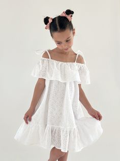 Notre robe d'été en coton pour fille, avec de délicates broderies à motif d'œillets en forme de cœur et des volants sur les épaules avec des liens, est votre petite robe blanche parfaite pour les chaudes journées d'été. Fabriquée à partir de coton 100 % de la plus haute qualité, cette robe d'été blanche promet non seulement du style, mais également un confort inégalé pour votre demoiselle. Le volant à épaules dénudées ajoute une touche ludique tout en conservant un look formel. Son style minimal Ruffle Dress White, Off The Shoulder Ruffle Dress, White Sun Dress, Boho Flower Girl Dress, First Birthday Dress, Boho Flower Girl, First Birthday Dresses, Cotton Summer Dress, Shoulder Ruffle Dress