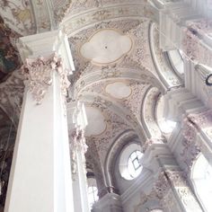 an ornate ceiling in the middle of a building