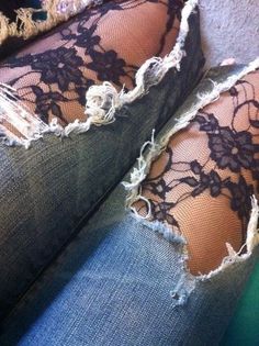 Tights Under Ripped Jeans How pretty! Not to mention a great way to stay warm in the winter. You could do this with any pair of tights depending on your style, but I do love the lace. For a more casual look, perhaps just a pair of plain tights would do. Sukienki Maksi, Jeans Trend, Diy Jeans, Mode Tips, Lace Leggings, Diy Vetement, Lace Tights, Jack White, Old Jeans