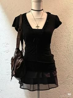 Dress Outfits Grunge, Alternative Going Out Outfit, Dark Elegant Aesthetic Outfit, Classy Alternative Outfits, Black Skirt Styling, Incognito Dress To Impress, Classy Goth Outfits, Goth Y2k Outfits, Girly Goth Outfits