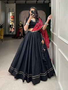 Black Choli Designs For Navratri, Black Chaniya Choli For Navratri, Chaniya Choli Designs Navratri, Black Chaniya Choli, Gamthi Work, Dandiya Dress, Navratri Lehenga, Tassels Designs