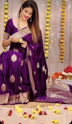 Lichi Silk Saree, Purple Saree, Silk Saree Banarasi, South Indian Sarees, Indian Silk Sarees, Wedding Saree Indian, Stylish Sarees, Saree Look