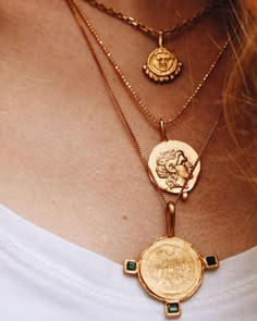 layered coin necklaces Layered Coin Necklace, Diy Schmuck, Coin Necklace, Jewelry Inspo, Coin Pendant, Bling Bling, Boho Jewelry, Jewelry Inspiration, Beautiful Jewelry