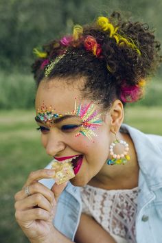 Make Up Artist Aesthetic, Hippie Carnaval, Pintura Facial Neon, Bright Weddings, Carnaval Make-up, Neon Face Paint, Glitter Face Paint, Festival Paint