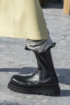 Bottega Veneta Fall 2019 Ready-to-Wear Fashion Show Sorel Snow Boots, Clarks Boots, Runway Shoes, Botas Chelsea, Vogue Germany, Mens Boots Fashion, Mens Winter Fashion, Mode Inspo, Fall Collection