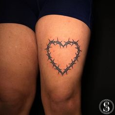 Hannah <3 renton/seattle tattoo on Instagram: "More barbed wire pleaseeee! Especially in cute shapes 🥹🫶🏼 • • • • • • • #barbedwiretattoo #barbedwire #barbedwireheart #rentontattoo #rentontattooartist #seattle #seattletattoo #seattletattooartist #blackandgreytattoo #blackandgrey #blackandgreytattoos #tattooing #tattoo #tattooed #tattooideas" Seattle Tattoo, Cute Shapes, Knee Tattoo, Barbed Wire, Black And Grey Tattoos, Tattoo On, Tattoo Artists, Braided Hairstyles