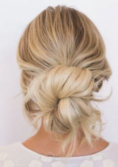 Wedding Hair Ideas That Are Perfect for a Destination Wedding Low Messy Bun Tutorial, Low Messy Bun, Braids Easy, Beige Blond, Messy Bun Tutorial, Bun Tutorial, Messy Bun Hairstyles