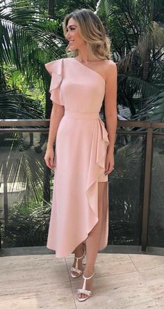 Inspirações de Vestidos para Convidada de Casamento de Dia Prom Dresses Long Pink, Dress Display, Pink Prom, Pink Prom Dresses, Stretch Satin, Chiffon Lace, Long Prom Dress, Dress Code, Dress First