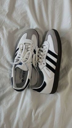 Tenis adidas samba o mais queridinho pelas influ🤭 Samba Shoes, Pretty Sneakers, Dr Shoes, Trendy Shoes Sneakers, Pretty Shoes Sneakers, Skandinavian Fashion, Shoes Outfit Fashion, Adidas Shoes Women, Cute Sneakers