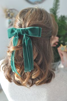 Dark green velvet hair bow is made of swiss velvet ribbon. It's a double layer bow with long tail made of ribbons of different width. On the end of narrow ribbon there are two glass beads of green color.  Bow dimensions: lower bow 16,5 cm in length, upper bow 14 cm Tail: 18 cm  Gift wrapping is included. If it's a gift for somebody else, let me know please.  All items are dispatched with Poste Italiane. For spedition of all my items I use a SealedAir packaging which is made of at least 60% recyc Festive Hair, Velvet Hair Bow, Dark Green Velvet, Classic Hair, Bow Barrette, Tie For Women, Christmas Hair Bows, Somebody Else, Burgundy Hair