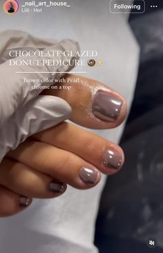 Chocolate Glazed Chrome Nails, Iced Brownie Nails, Chocolate Glazed Nails Hailey Bieber, Year Round Nail Color, Short Chrome Nails Fall, Glazed Doughnut Toenails, Donut Glaze Chrome Nails, Chocolate Brown Glazed Donut Nails, How To Do Glazed Nails