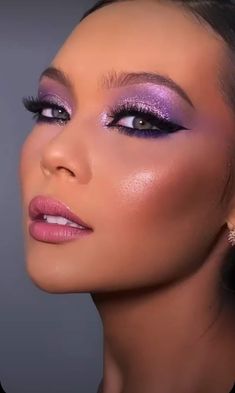 Lilac Dress Makeup, Maquillaje Color Lila Natural, Make Up Morado, Makeup Lila, Gold Dress Makeup, 21st Birthday Makeup, Nightclub Makeup, Intense Eye Makeup, Monochromatic Makeup