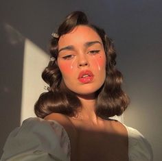 Short Thick Brown Hair, 60s Short Hairstyles, Thick Brown Hair, Glitter Lip, Grunge Hair, Dream Hair, Pretty Makeup, Artistry Makeup, Aesthetic Makeup