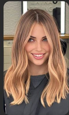 Dark Roots With Strawberry Blonde Hair, Rooted Honey Blonde Hair, Brown Balayage To Blonde, Light Brown Copper Balayage, Dark Blonde With Strawberry Highlights, Short Honey Blonde Hair Dark Roots, Cooper Blonde Balayage, Hair Colours For 2024, Golden Blonde Brown Hair