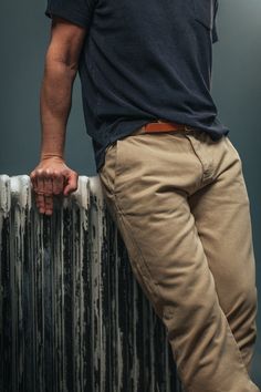 The classic chino reborn in true &SONS style. We have designed a new style of chino, influenced by a classic 1950s style trouser, balancing the smarter chino with a workwear aesthetic, using a medium weight cotton twill and adding brass hardware, practical details and a button tab turn up. The build and finish feels more like a carpenter’s trouser, with angled pockets, pocket loop and a heavier cotton than traditional chinos. Chino Style Men, Tan Chinos Men Outfits, Beige Chinos Men Outfits, Outfit Men Ideas, Fashion For Men Over 40, Chino Men, Vintage For Men, Chinos Men Outfit, Workwear Aesthetic