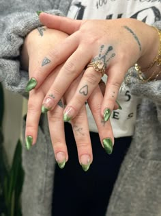 Neon Green Cat Eye Nails, Short Almond Nails French Tip Designs, Cat Eye Tips Nails Almond, Cat Eye Gel French Tip, Magnetic Nails French Tip, Green Nye Nails, French Tip Accent Nail Ideas, Green Cat Eye Nails French Tip, Nail Art With French Tips