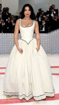 Mat Gala, Bows And Pearls, Black And White Outfits, Met Gala Dresses, Golden Globes Red Carpet, Military Figures