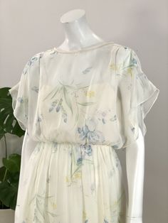 vintage flowy ivory chiffon overlay flutter sleeve dress pale watercolor floral print chiffon over solid ivory slip dress 'Lilli Diamond California' 100% polyester no size tag, fits modern small 36 inch bust 28 inch waist 40 inch hip measurement 46 inch length 29 inch skirt length 13 inch covered back zipper w/ hook & eye excellent condition, no marks or flaws visible Spring Cream Lined Dress, Ivory Slip Dress, 28 Inch Waist, Floral Peplum Top, Dress 70s, Watercolor Floral Print, Garden Dress, Floral Print Chiffon, Chiffon Overlay