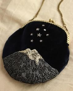 Embroider Ideas, Beadwork Embroidery, Bead Embroidery Jewelry, Gold Work, Embroidery Jewelry, Beaded Purses, Diy Embroidery