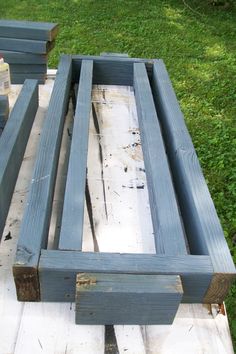 some wooden boards sitting on top of a pallet in the middle of a yard