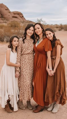 Family Christmas Pictures Outfits, Fall Family Outfits, Family Photography Outfits, Family Portrait Outfits, Big Family Photos, Extended Family Photos, Large Family Photos, Family Photoshoot Poses, Fall Family Portraits