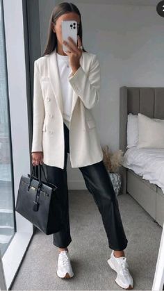 White Blazer Outfits, Lederhosen Outfit, Mode Zara, Blazer Outfit, Looks Street Style, Stylish Work Outfits, Casual Work Outfits, Looks Chic, Blazer Outfits