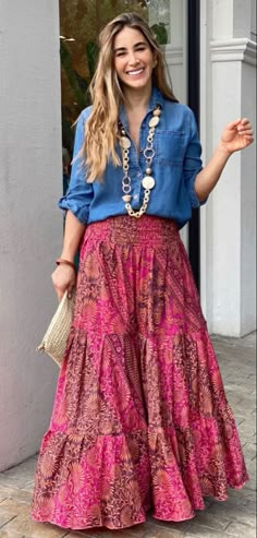 Look Hippie Chic, Stile Boho Chic, Look Boho Chic, Maxi Dress Designs, Mode Hippie, Boho Style Outfits, Maxi Skirt Outfits, Vibrant Patterns, Mode Boho