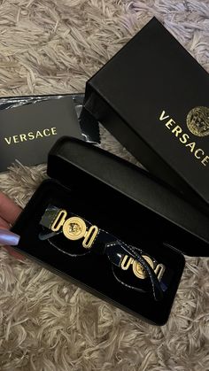 #fakestory #snapchat #versace #sunglasses Versace Sunglasses Aesthetic, Elegant Sunglasses, Luxury Lifestyle Girly, Versace Eyeglasses, Gold Glasses