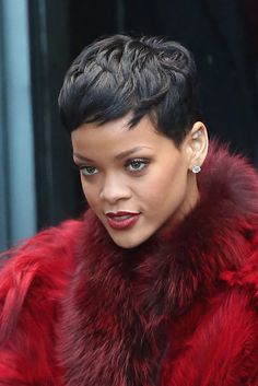 Aunque a veces nos engaña con postizos y pelucas, la realidad es que Rihanna tiene un corte de pelo pixie. Y cuando lo lleva texturizado y sin más accesorio que su propio pelo muestra su cara más elegante. Rihanna Short Hairstyles, Rihanna Short Haircut, Rihanna Pixie Cut, Rihanna Pixie, Pinterest Short Hairstyles, Rihanna Short Hair, Short Hair 40, Popular Short Haircuts, Celebrity Short Hair