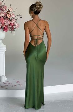 If you are looking for a super soft, romantic silhouette that skims over the body and enhances your figure, meet the Isobel maxi. Made from our silky soft satin with a bias cut, Isobel features a plunge neck, super low back with tie straps and a thigh high split.



Colour: Emerald.

Non stretch bias cut satin.

Thigh high split.

Plunge v-neck.

Hugs the figure.

Super low back with tie straps.

Maxi length.

Model is an XS and is wearing an XS.

 Size: XS, S, M, L, XL, XXL Homecoming Dresses Corset, Midi Dress Wedding Guest, Romantic Silhouette, Prom 2024, Elegant Dresses Classy, Maxi Dress Sale, Prom Dress Inspiration, Cute Prom Dresses, Dresses Classy