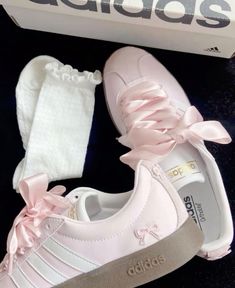 Looks Adidas, Pretty Sneakers, Shoes And Socks, Trendy Shoes Sneakers, Preppy Shoes, Shoe Wishlist, Cute Nike Shoes, Cute Sneakers