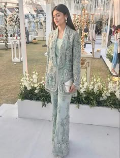 Modern Pakistani Outfits, Indo Western Party Wear Women, Indo Western Outfit Ideas, Western Party Dress, Western Party Outfit, Pakistani Suits Party Wear, Trendy Outfits Indian, Fancy Suit, Fashionable Dress