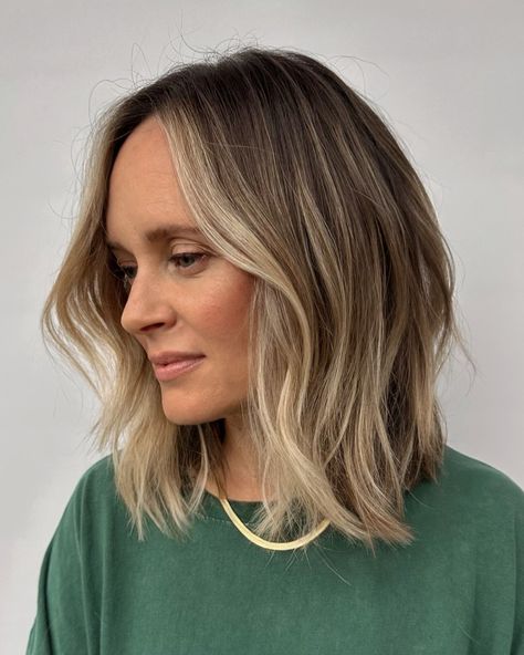 bronde bob w a bright face frame ✨🤎 so yummy All Over Bronde Haircolor, Bronze Bob Hair, Bronde Bob Hair, Bronde Haircolor With Fair Skin, Bronde Money Piece, Dark Blonde With Money Piece, Bronde Balayage Bob, Bronde Lob, Bronde Bob