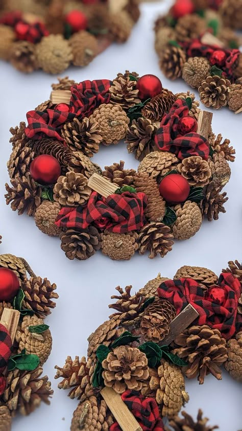 Christmas Decor With Pine Cones, Pine Cone Decor Ideas, Christmas Pine Cone Wreath, Decorating Pine Cones For Christmas, Pinecone Christmas Wreath, Pine Cone Christmas Wreath, Pine Cone Crafts Christmas, Pine Cones Christmas Decorations, Small Wreath Ideas