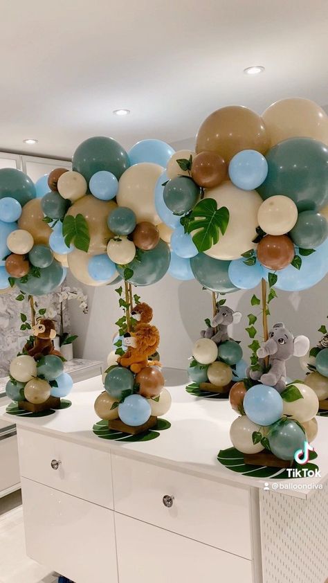 Safari Theme Balloon Decor, Fun Party Centerpiece Ideas, Safari Balloon Centerpieces, Bris Decor, Baby Animal Baby Shower Theme, Different Baby Shower Themes, Baby Safari Shower Ideas, Animal Theme Baby Shower Ideas, Wild One Centerpieces