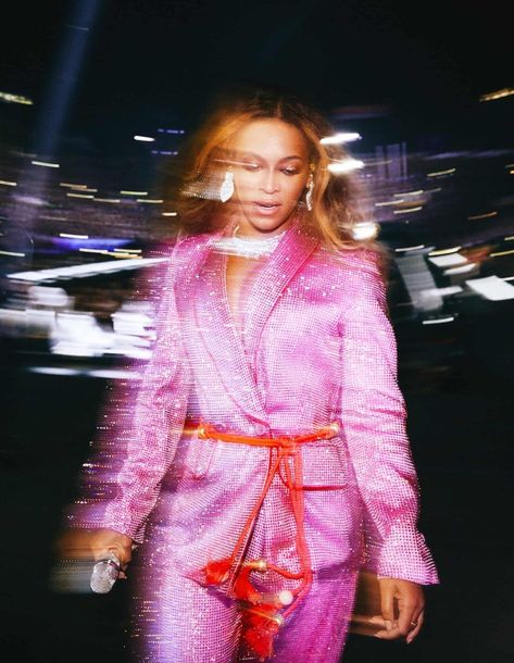 Beyoncé Performing, Foto Muro Collage, Photographie Indie, Bedroom Wall Collage, Beyonce Queen, Queen Bey, Pink Photo, Vogue Covers, Pastel Pink Aesthetic