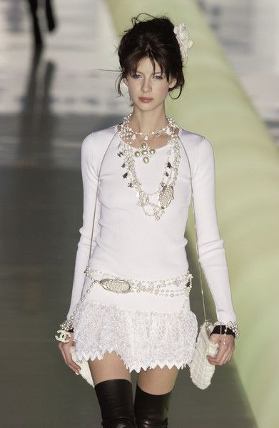 Chanel Fall/Winter 2003 Paris Runway Outfits, Moda Paris, Catwalk Fashion, Caitriona Balfe, Chanel Model, Fashion Week Runway, Looks Style, Look Chic, Thigh High