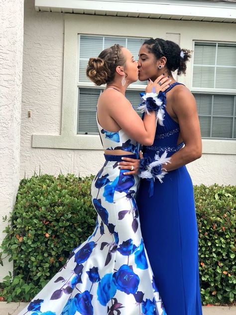 Follow @francisgakuru 💯👌 Lesbian Prom Outfit, Lgbt Prom, Lesbian Prom, Prom Couples Outfits, Matching Prom, Prom Pictures Couples Black, Couple Prom, Dresses Videos, Prom Pictures Couples