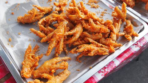 paticas de pollo fritas Chicken Feet Recipe, Deep Fried Desserts, Pollo Tropical, Deep Fried Appetizers, Chicken Menu, Deep Fried Food, Make Food, Food Snacks, Easy Food