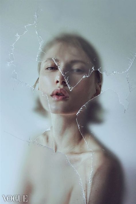 Distortion Photography, Marta Bevacqua, Robert Mapplethorpe, Photographie Portrait Inspiration, Photography Inspiration Portrait, Conceptual Photography, Broken Glass, Creative Portraits, Creative Photos