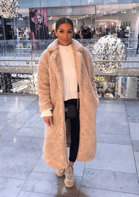 7d6044e95a16761171b130dcb476a43edesc34696509ri Longline Coat Outfits, Fluffy Coat Outfit, Katerina Themis, Cosy Season, Chicago Outfit, Usa Trip, Cosy Outfit, Fashion Network, Fluffy Coat