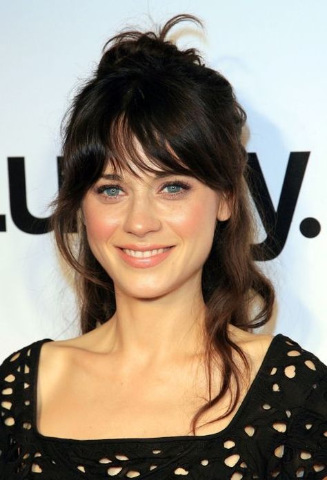 Deschanel perfects this lazy girl red carpet style by pulling her naturally wavy hair into a messy bun, flyaways and all. Hair Magic, Smink Inspiration, Natural Wavy Hair, Zooey Deschanel, Quick Hairstyles, Hair Envy, Grunge Hair, Brunettes, Hair Dos