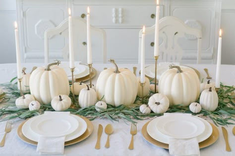 Cheap Pumpkin Decor, Thanksgiving Table Settings Dollar Store, Thanksgiving Dinner Table Setting, Fall Dining Table, Halloween Chic, Best Pumpkin Patches, Elegant Pumpkins, Thanksgiving 2022, Fall Table Centerpieces